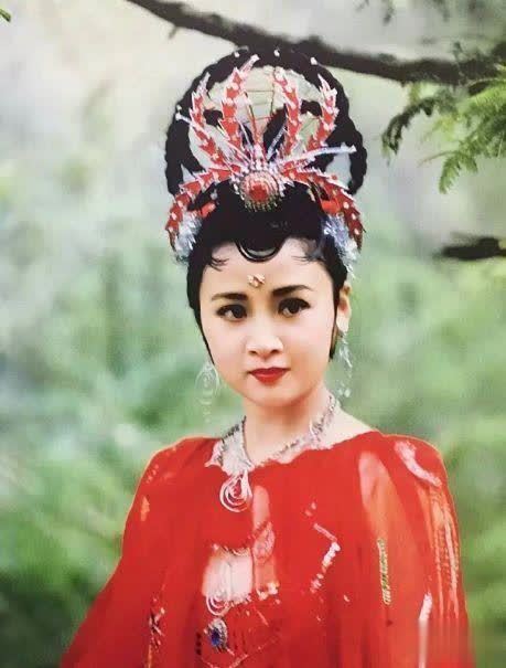 明珠国际 86版西游记“蜘蛛精”姚嘉近照曝光 与儿子似姐弟曾捧红赵丽颖