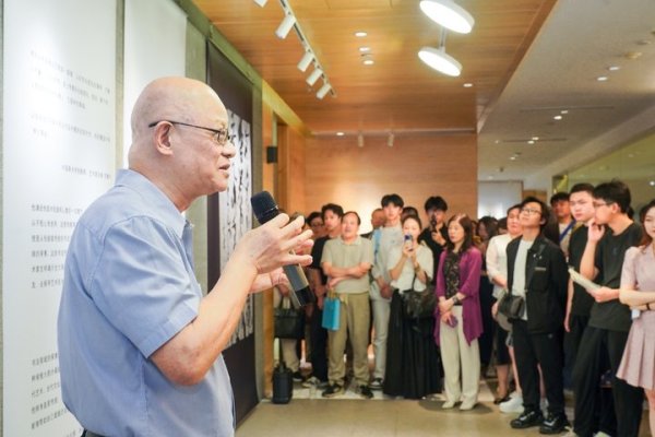 91微操盘 既传统又现代，这位书法创新的探索者首次在上海办个展